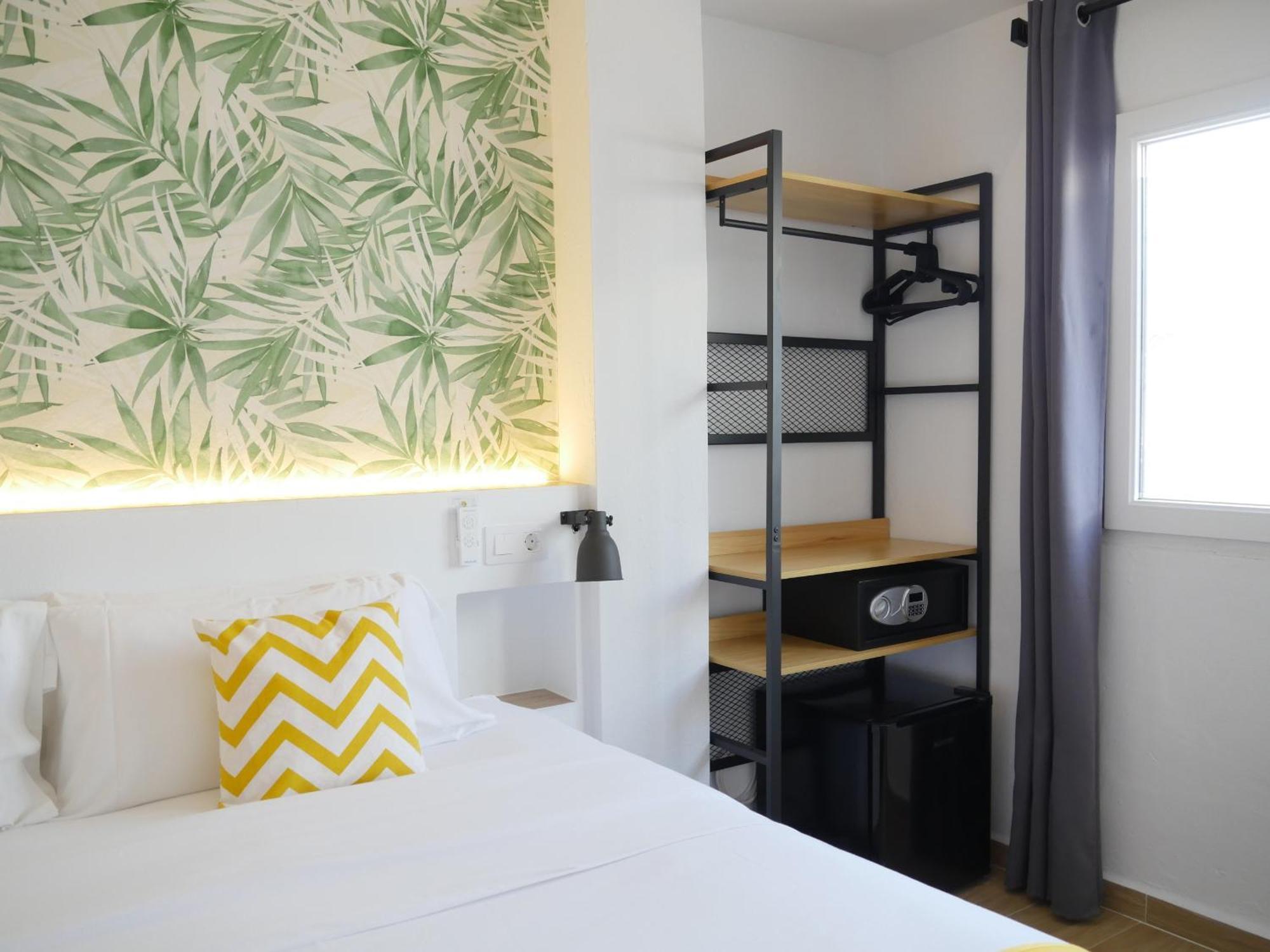 Nanit Rooms Ibiza Hostal Santa Eularia des Riu Ruang foto