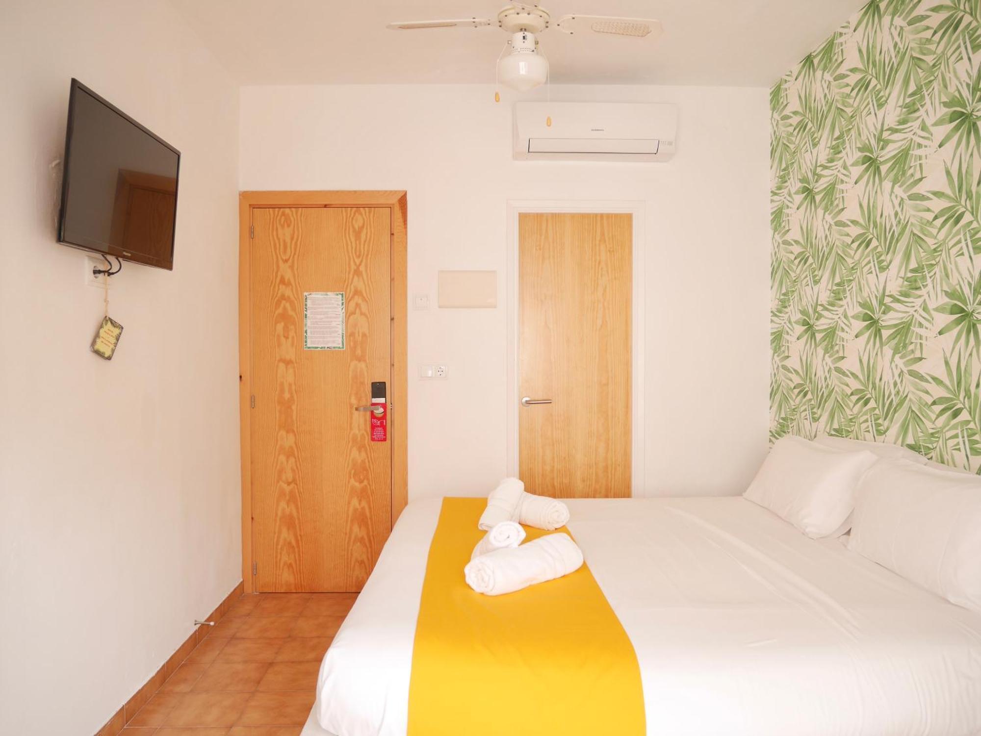 Nanit Rooms Ibiza Hostal Santa Eularia des Riu Ruang foto